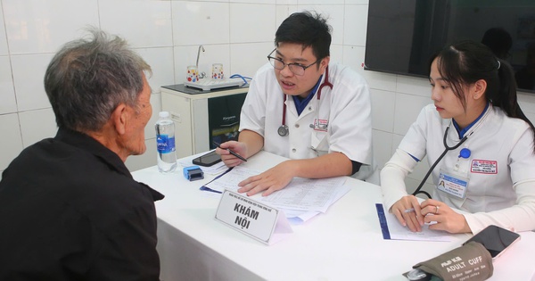 Khám bệnh, cấp thuốc miễn phí cho hơn 1.000 người dân ở Huế