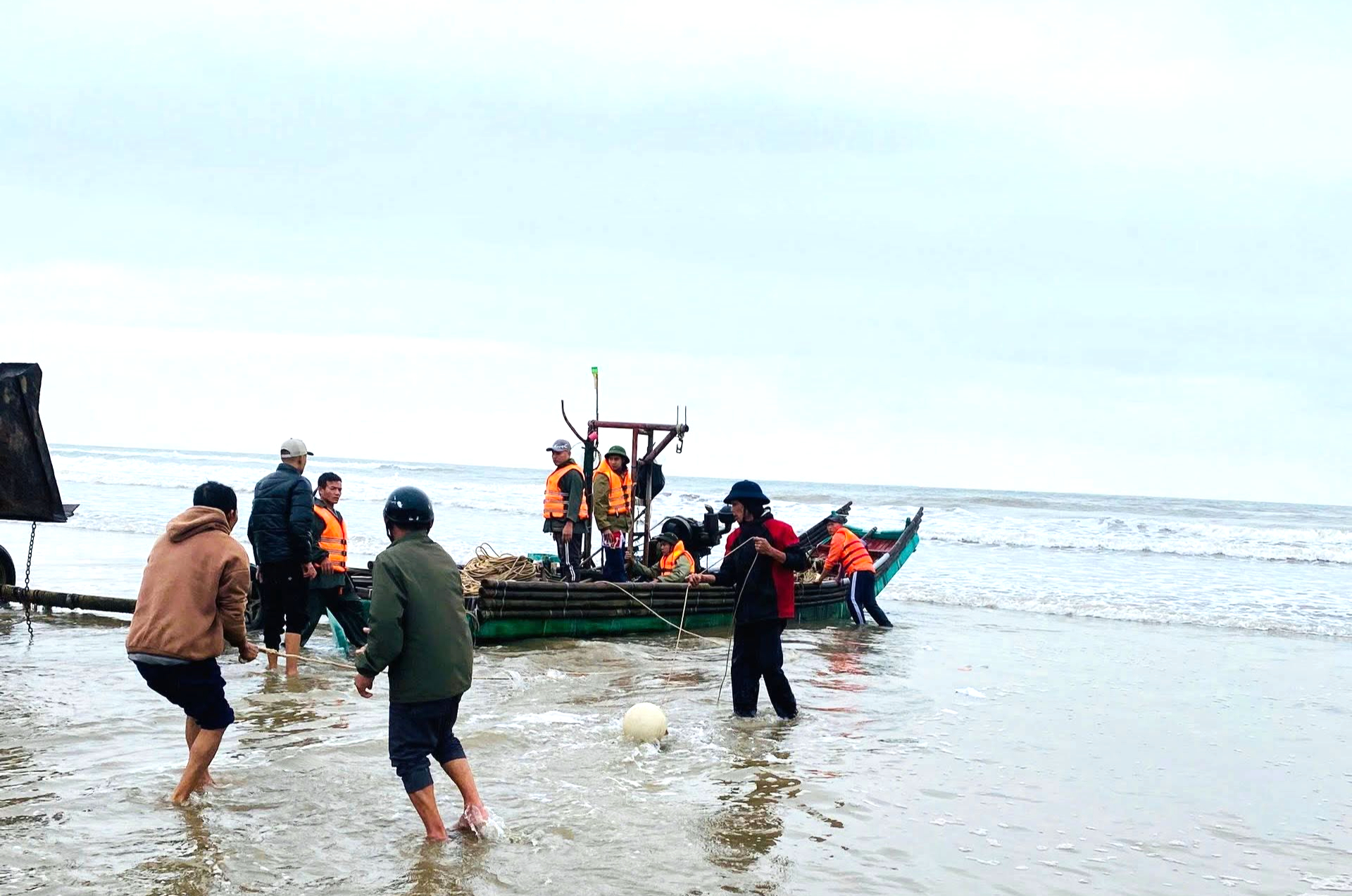 Tìm kiếm ngư dân mất tích trên biển Thanh Hóa